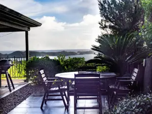 The Retreat - Luxury Hillside Villa at Te Ngaere Bay