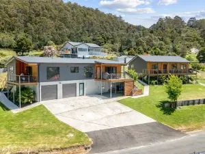 The Derby Lodge 'The Ultimate Blue Derby Base with Elevated Views'