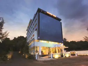 Holiday Vista Thekkady a Premium Hotel Near Periyar Wild Life Sanctuary with Sky View Pool