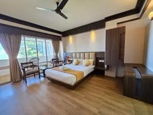 Golden Peaks Hotel & Restaurant