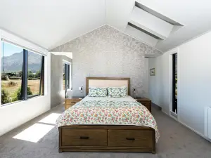 Premium Escape at Jacks Point Stunning Views & Designer Comfort