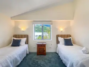 Waterfront 2-Bedroom Harbour View Apartment