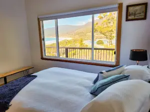 Elevated 3BR, ocean views, pool table, Pirates Bay