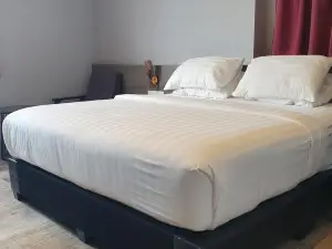 See Foo Hotel