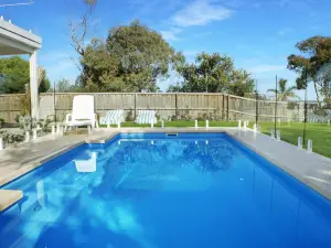Riverview Retreat - Pool - Sleeps 8 By HostyCo