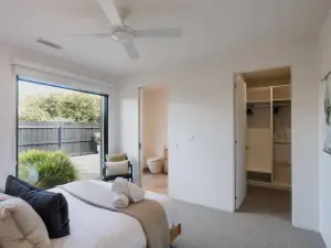 Luxury Avenue Retreat-Sleeps 8, Fireplace, Central, Garage, 4 bedroom, 2 bathroom, BBQ