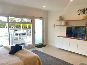 Adorable Studio next to cafe, walk to beach!