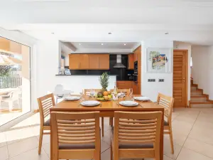 BnB Homes comfortable Duplex Apartment with 2 Bedrooms & 2 Terraces 200 m Away from the Ocean