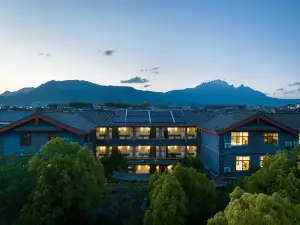 Zuixi  Mountain ViewTea and Coffee Courtyard Villa with Sunlight on the Snow Mountains