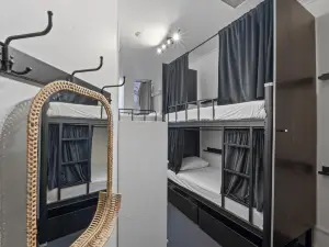 Azzurro Pod Hotel - Central Sydney