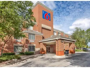 Motel 6 Suites Milwaukee Brookfield, WI