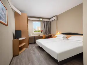 Yixiang Hotel (Wuhan Wansongyuan Wangjiadun East Metro Station)