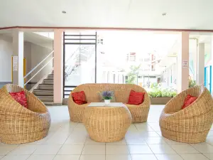 Tropical Place Hotel by RedDoorz