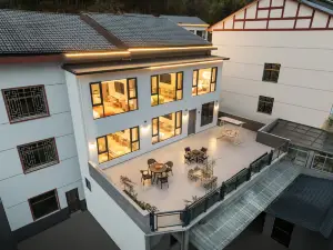 Wilderness Retreat · Hillview · Boutique & Minimalist Luxury Designer Guesthouse