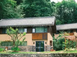 LiChuan BaiQueshan Residential hostal