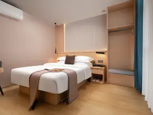 Chujiang Yun She Hotel (Wuhan Yellow Crane Tower)