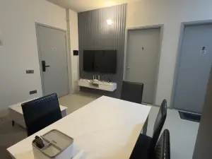 10 Minutes from Airport | Modern Comfy Room