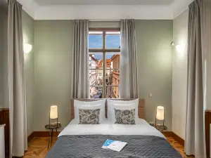 3 Epoques Apartments by Adrez
