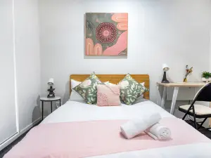 Bright & Chic Rooms – Steps to Bus & Shops