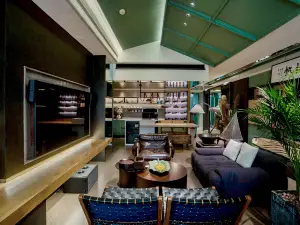 V Cafe Hotel