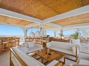 Ocean Rhythms II- New, Stylish Oceanfront 888 Studio