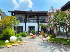 Emei Mountain and Courtyard. Jingzhu Shiguang Hot Spring Hotel