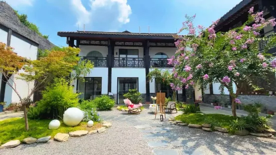 Emei Mountain and Courtyard. Jingzhu Shiguang Hot Spring Hotel