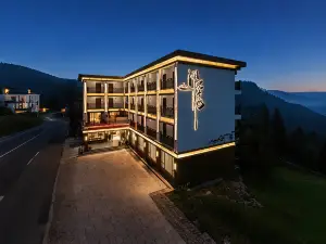 Lanju Mountain and Sea Homestay (Bifeng Gorge Scenic Area)