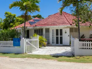 Steps to Beach - Spacious Clean Villa with Cook