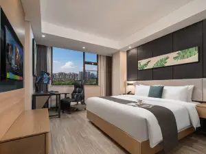 Pipixiong E-Sports Hotel (Pingjiang Baihuatai Avenue Tianyue Bus Station)