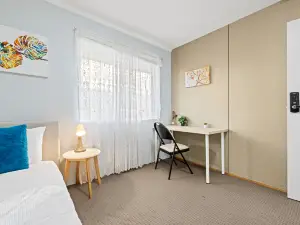 Cozy Private Rooms – Steps to Shops & Bus