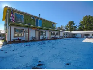 Love Hotels Tomahawk by OYO at Lake Mohawksin WI