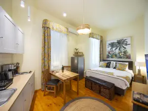 Rainforest Studio Downtown by Pretty Apartments