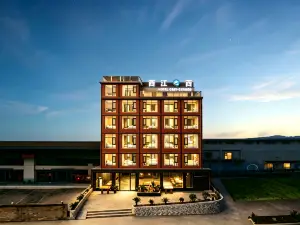 Xijiang Zhixi Hotel (Qianhu Miaozhai West Gate Tourist Service Center)