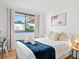 Sunny Private Rooms – Walking Distance to Transit & Shops