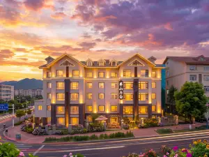 Mid Mountain and White Homestay (Bei Scenic Area Hub Store)