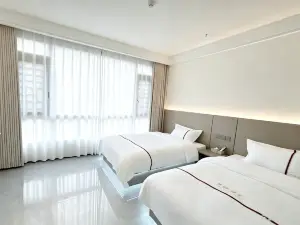 Xijiang Yunqi Yashe Hotel (Qianhu Miao Village West Gate Tourist Service Center)