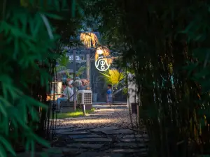 Hengdian Xiaoxishe Homestay (Hengdian Film and Television City Qinwang Palace Branch)