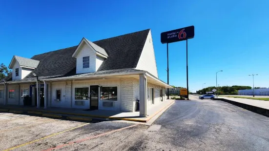 Motel 6 Webster, TX - Houston - NASA Lake