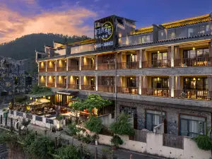 WaitForYouRiversideCourtyardHomestayFenghuang | RailPickup • Elevator • Breakfast • View Restaurant