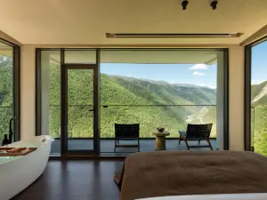 Cloudrest Moon Cliff Lodge
