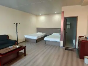 Wuchuan Huafeng Hotel