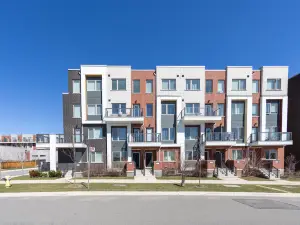 Downsview Park Luxury Townhome new Yorkdale Transit
