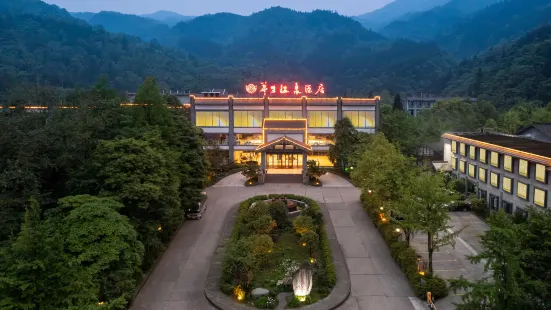 Hongya Qiliping Huasheng Hot Spring Hotel (Zero km)