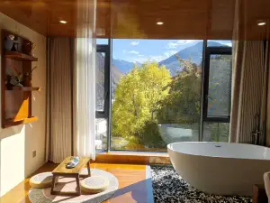 Mid-Mountain Cloud Leisure · Life Mountain View Resort Inn (Heishui County Branch)