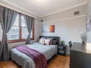 Easy Access & Cozy Room Near Train & Shops