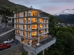 Cloudrest Moon Cliff Lodge