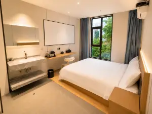 Cijian Youth Hotel (Shanghai Hongqiao Weining Road Metro Station Branch)