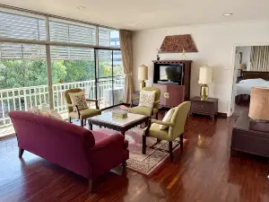 Samsen Suites