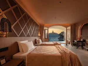 Lanxi Golden Pagoda Sunset Hotel in Mangshi